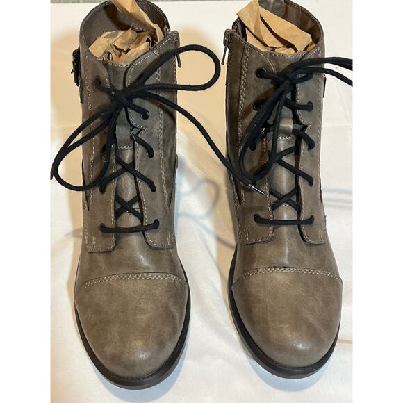 Like New condition Madden Girl Deliah Grey Stone Combat Boots Women’s Size 9.5m - Picture 8 of 8